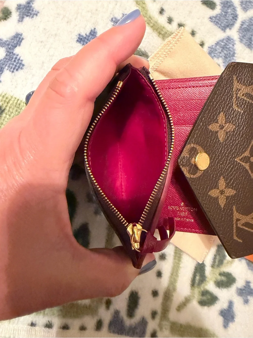 Louis VuittonVictorine small wallet. Fuchsia inside. Excellent condition